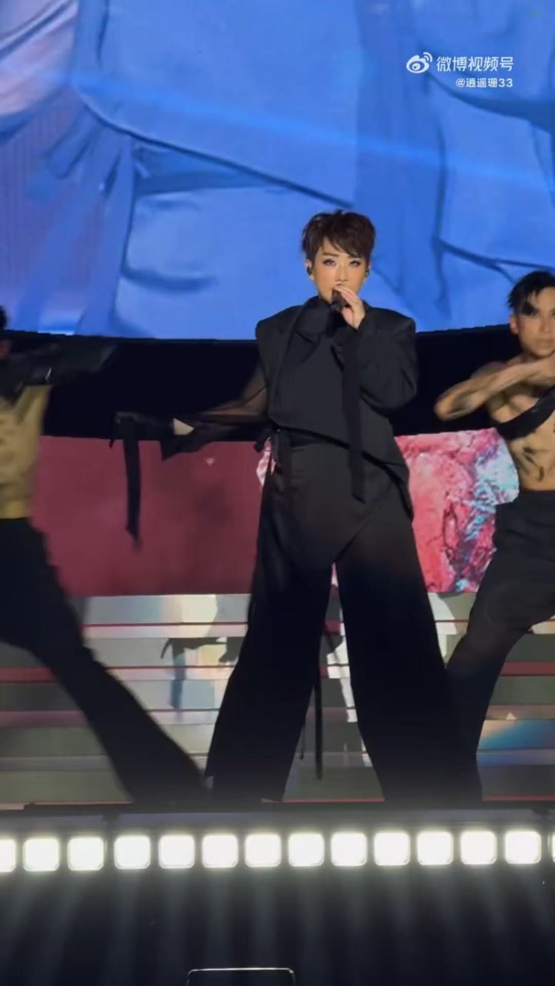 林忆莲天津演唱会全妆 灯光与音乐完美配合，她在舞台上仿佛会发光，每一个动作都精准