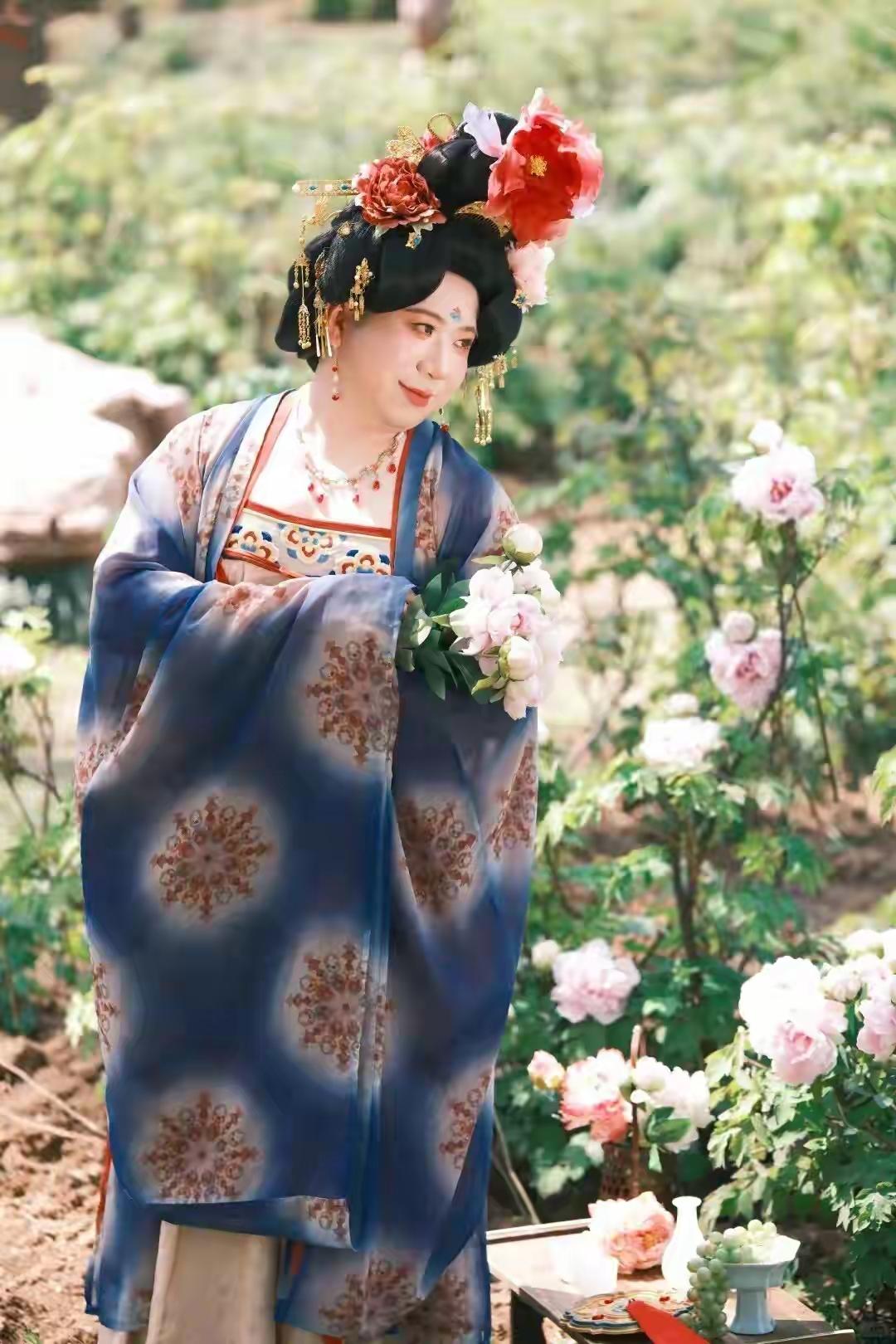 唯有牡丹真国色，花开时节动京城。现在一到古城洛阳街头 ，到处都是“贵妃”“公主”