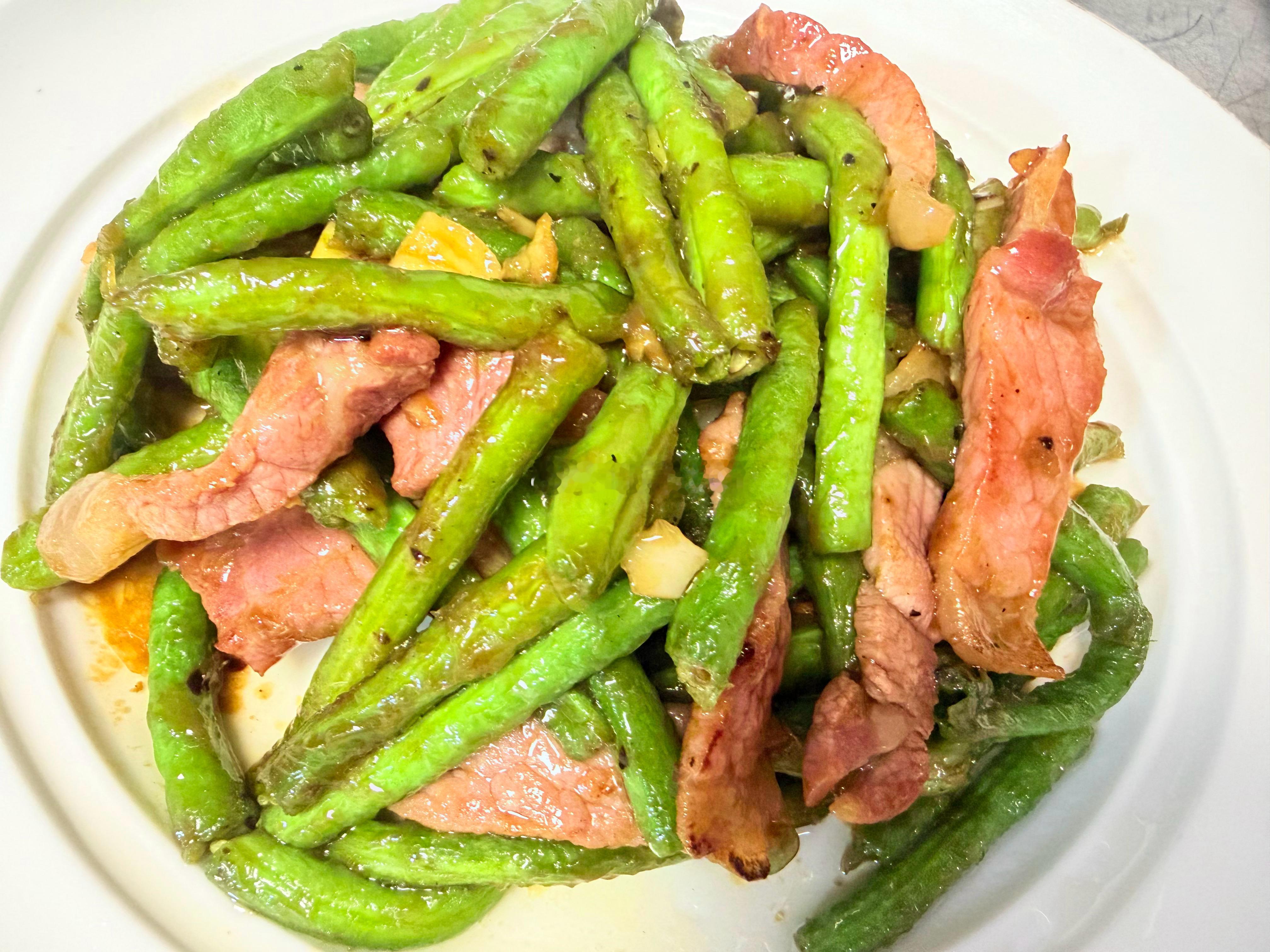 吃点宵夜不过分吧,这样就不会做饿梦了咸肉烧豆角➕🍚。岑先生美食分享好好吃饭