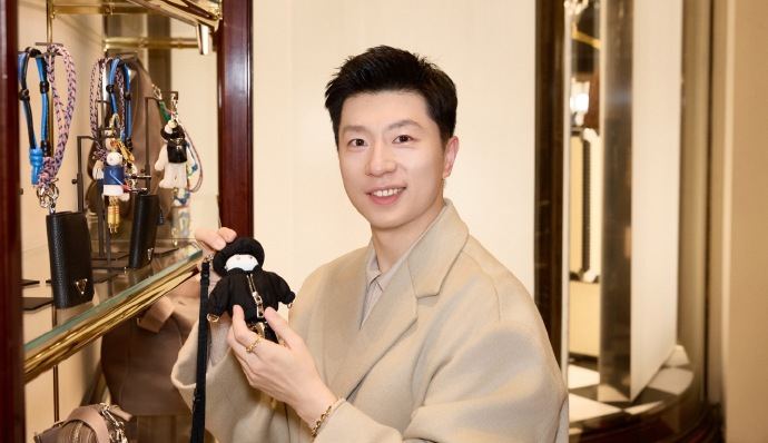 马龙和小玩偶一模一样  马龙在米兰男装周期间的一组帅气大衣照，他手拿一个小挂件，