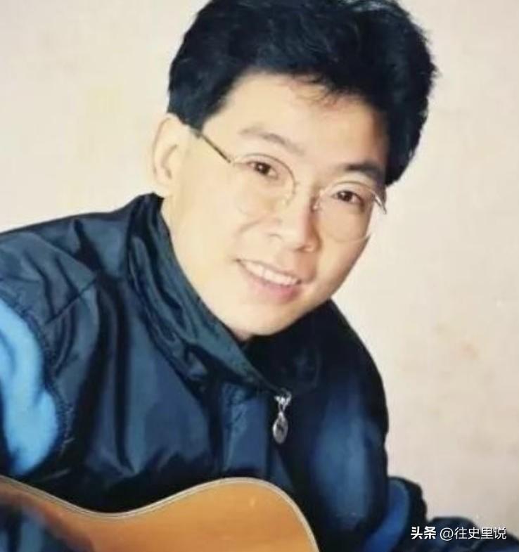 1982年，张明敏唱完《我的中国心》后，被香港乐坛除名，正当他心灰意冷准备回电子