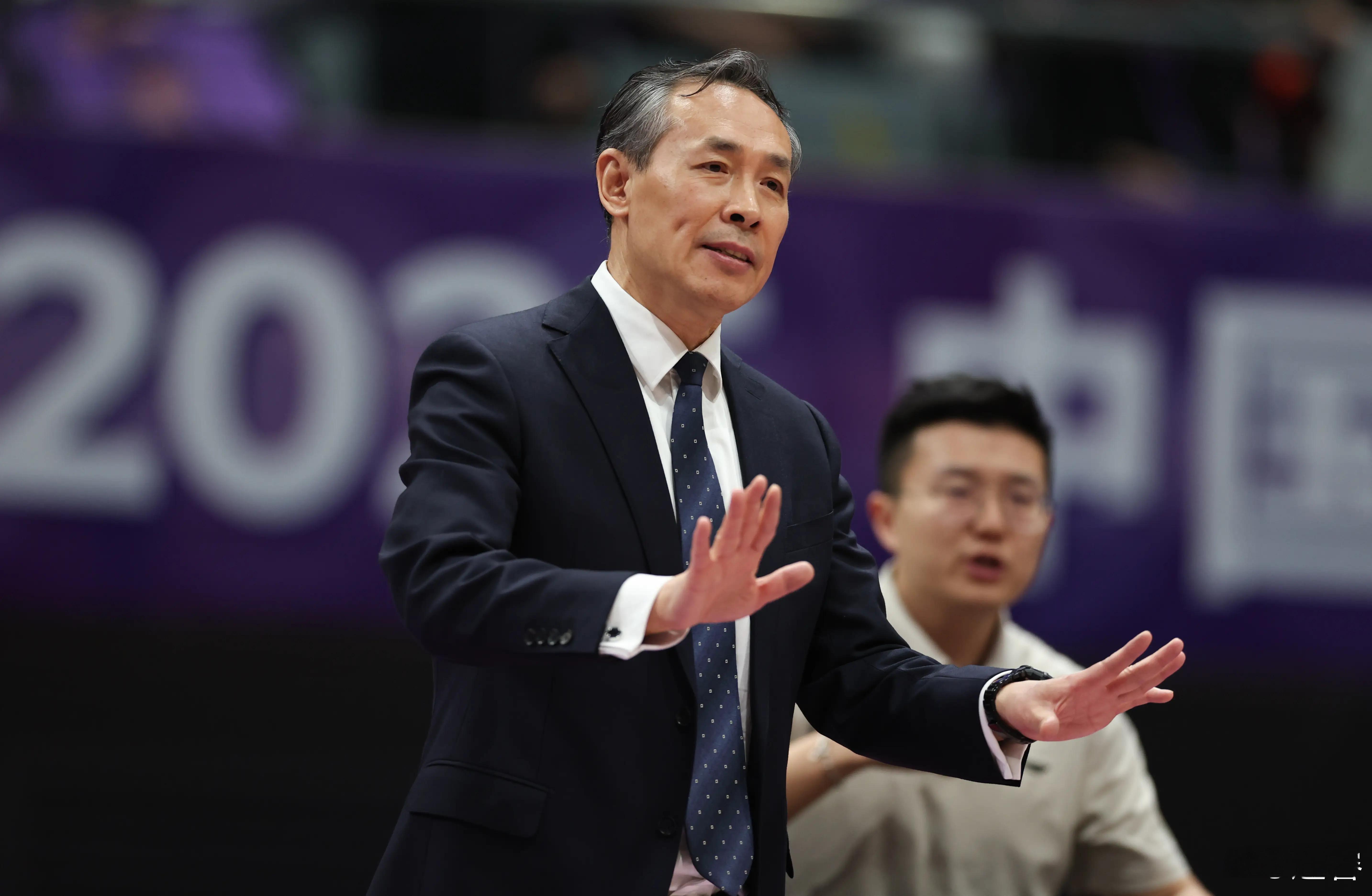 青岛队三分都6中5了，然后北京守联防？然后青岛7中6….码完字8中7了，找完配图