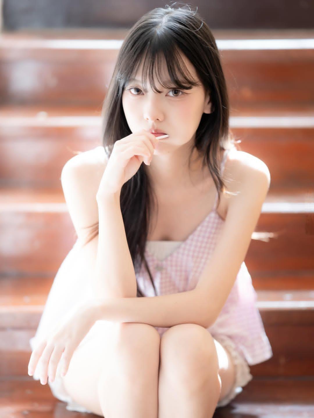 阳光洒下的少女，静坐楼梯间，沉思的瞬间。女生如何展现清新有气质?