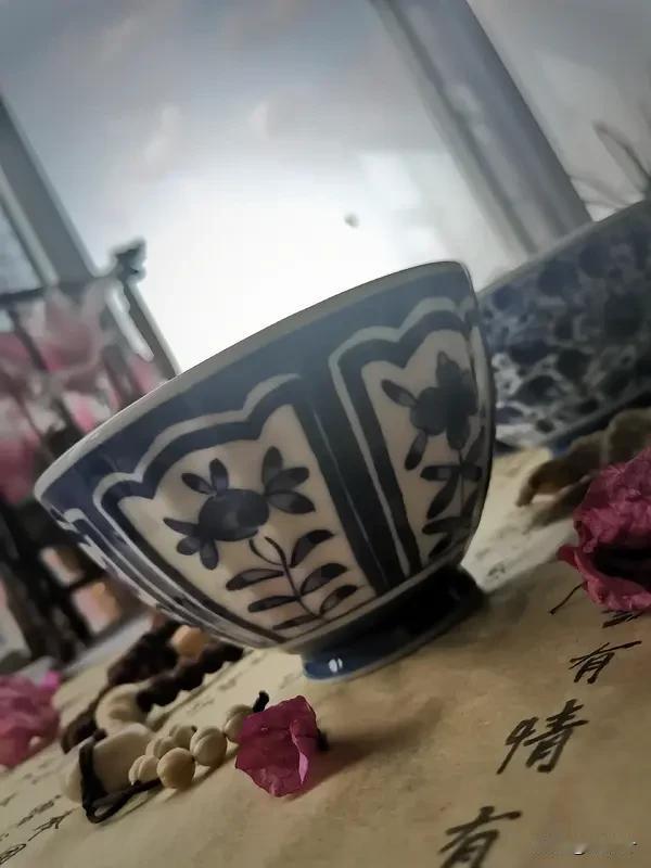 瓷器

两团火焰对望，
在窑变发生一瞬，
釉色沿着掌纹蔓延，
在碗底结成琥珀，