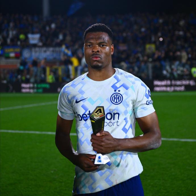 邓弗里斯面对摄影师：不嘻嘻😒
邓弗里斯面对队友：嘻嘻😁