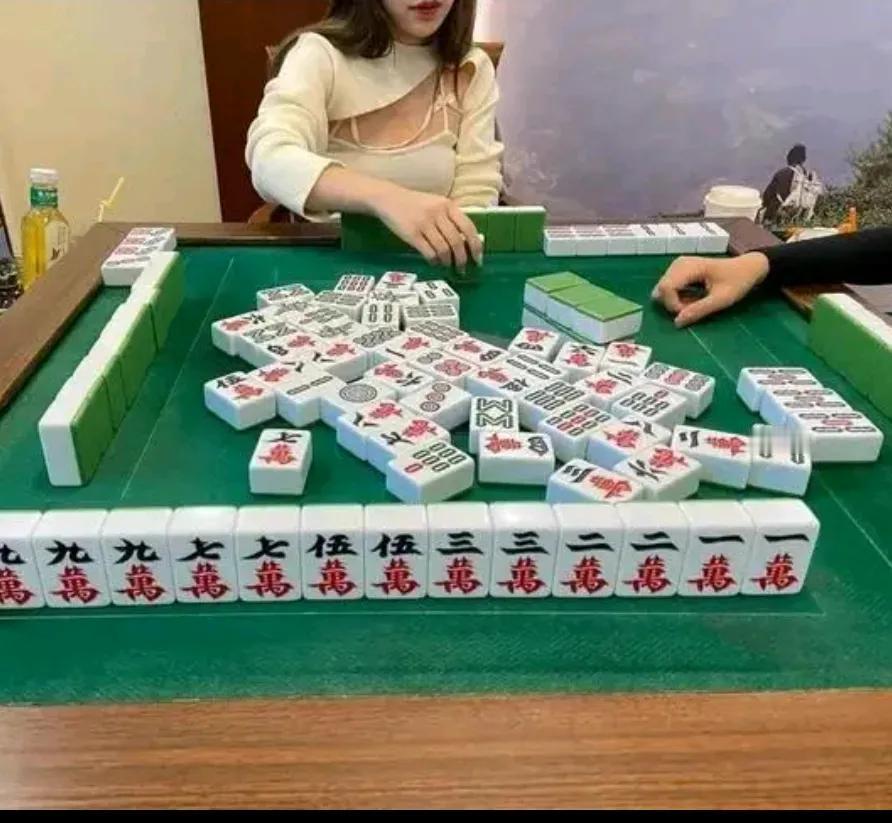 不会打麻将，是不是很另类，不合群？
我好多同事，身边人都会打麻将，
我老公的亲戚