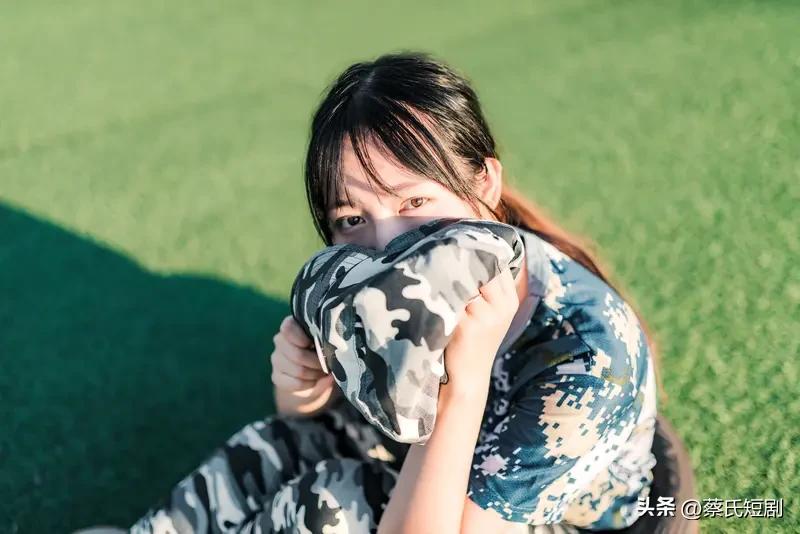 南海舰队女兵的迷彩青春，英姿飒爽！她们脱下红装，换上戎装，于大海之上书写着别样的