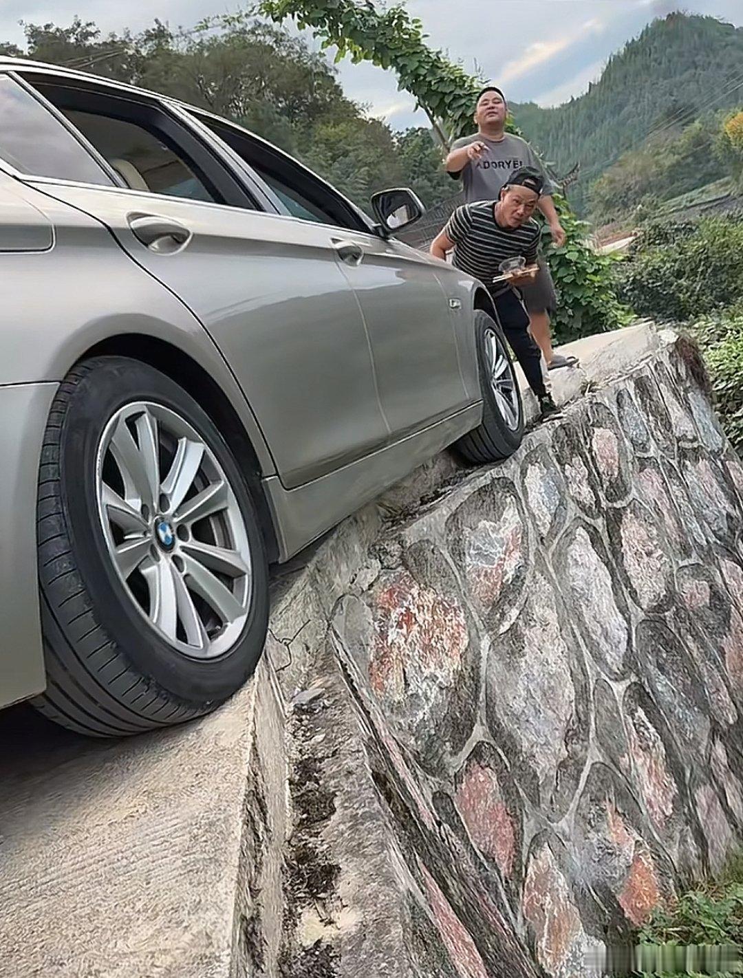 这车停得真技术，但是现在怎么把它给倒出来？ ​​​