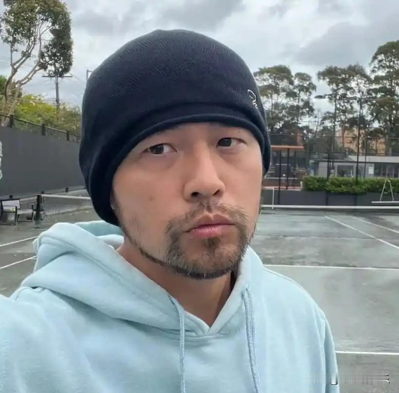 周杰伦近况曝光，强直性脊柱炎变得严重。

近日，有网友在日本东京街头偶遇周杰伦，