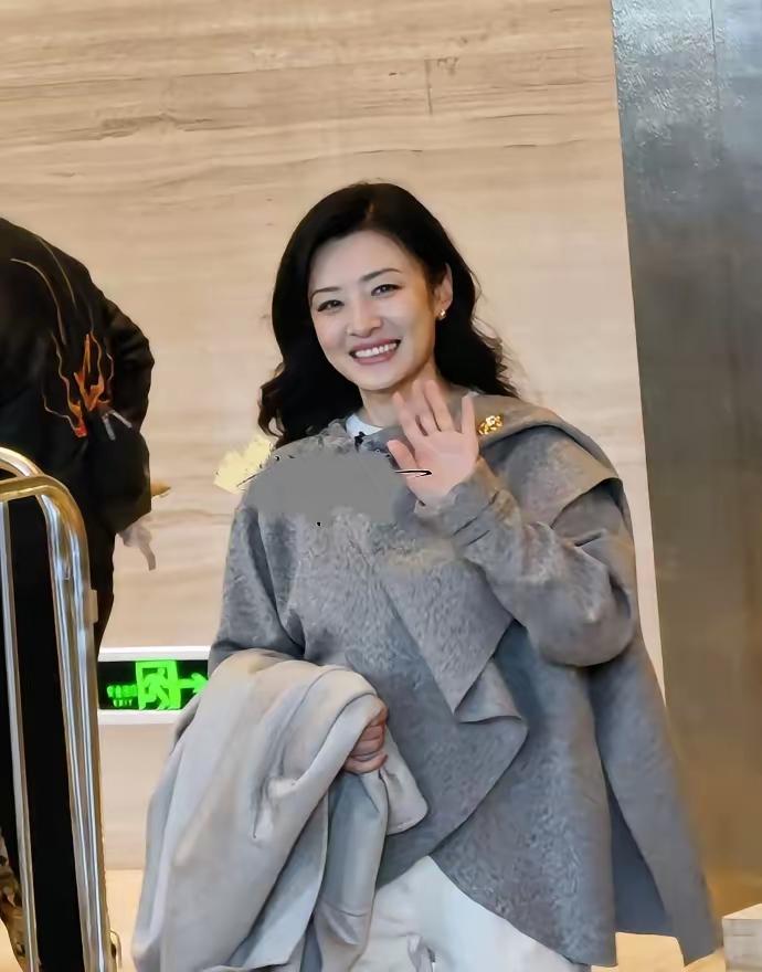 3月18日，周涛参加《桃花坞》录制节目，走在人群中的她显得格外吸人眼球！
她身穿