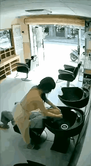 阳谋[得意]夫妻俩商量好了[得意]头洗得差不多了，老婆冲进来，夫妻边打边撤，为了