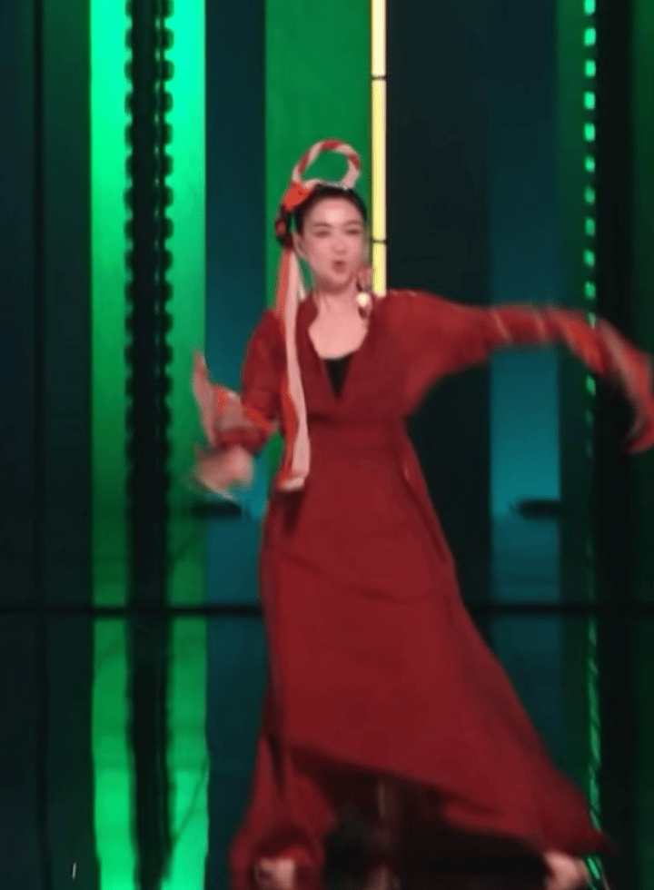 做了个者来女甩丝巾的表情包，昨天这个甩手没把我笑岔气 