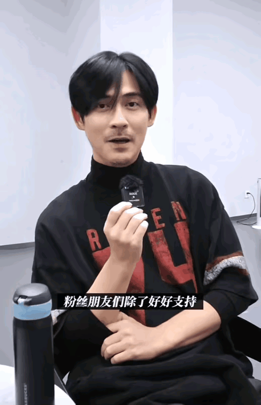 我发现人越老嘴唇越薄，周渝民上演了上嘴唇消失术，撞脸梁朝伟看起来很沧桑。

以前