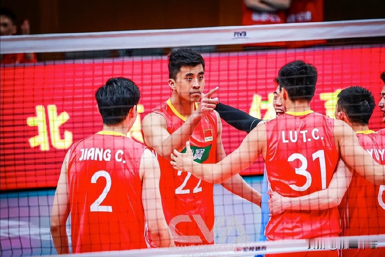 毫无疑问，张景胤成了中国男足独一档的球员。

今晚中国新一届男排在新帅海宁的率领