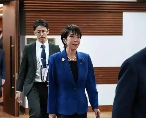 高市早苗这次的韩国之旅可谓是丢尽了脸。
 
按理说像她这样的一国首相访问肯定是风