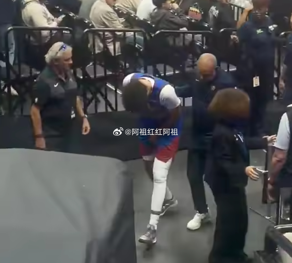 勇士客场对阵掘金，比赛进行到下半场，掘金队球员卡梅伦·约翰逊返回了更衣室。从视频