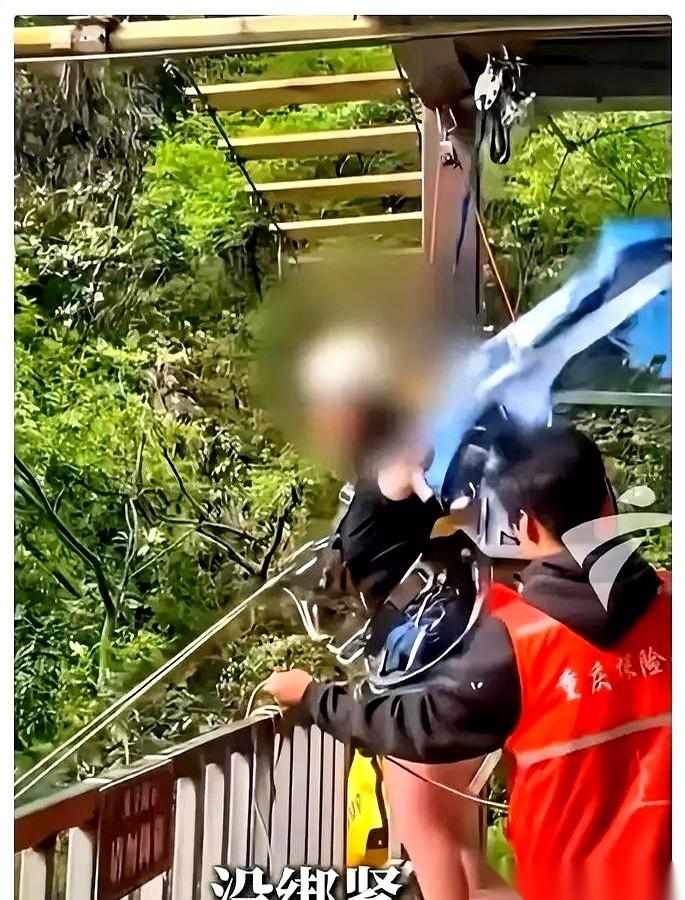 “我没绑好。”
这是她说的最后一句话。
那个工作人员，连头都没低一下，回了句“好