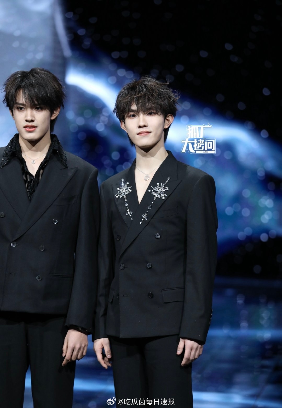 微博之夜登陆少年苏新皓、朱志鑫红毯生图，来看看状态： 