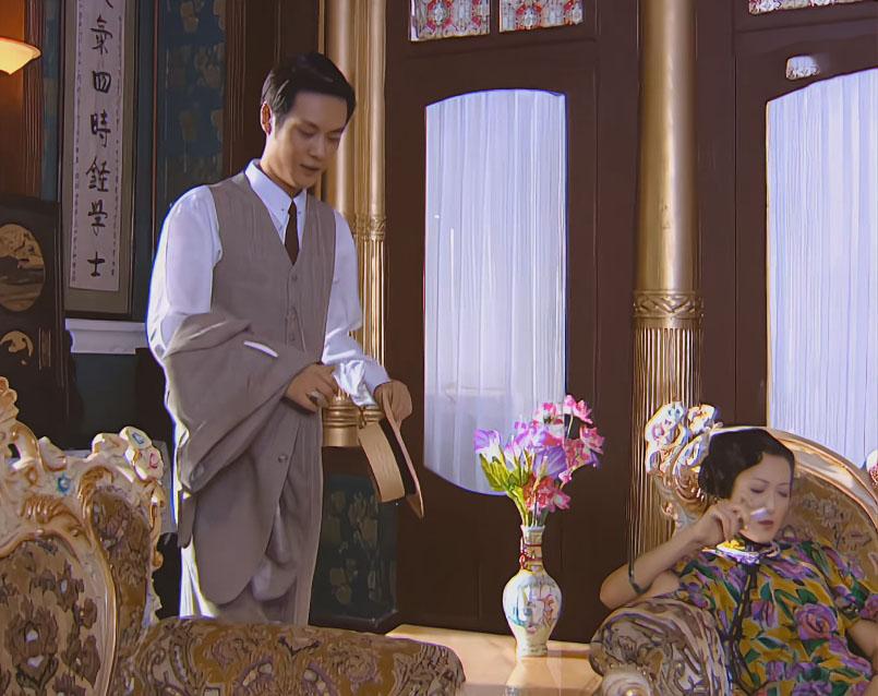 这部剧细节让人无话可说，就连房间里的插花都跟演员衣服颜色相匹配。
#金粉世家#