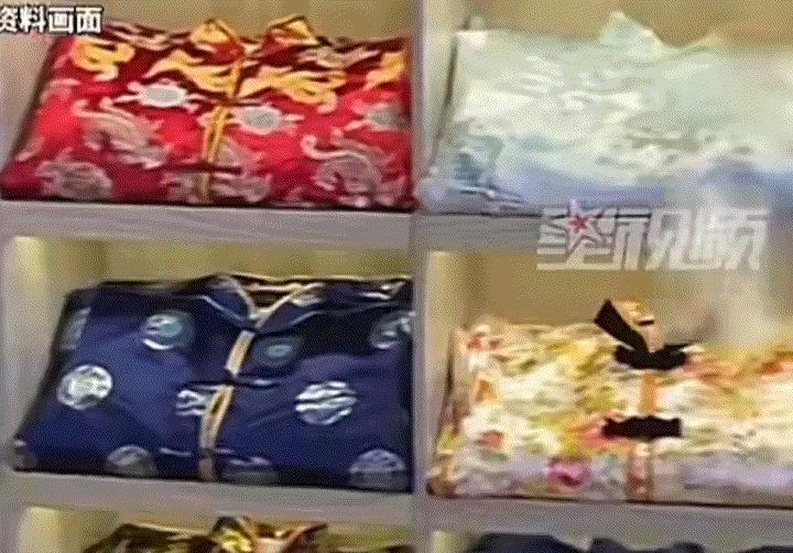 甘肃九月的街头，一个佝偻着背的身影慢慢挪进了一家寿衣店。老板娘习惯性地往她身后张