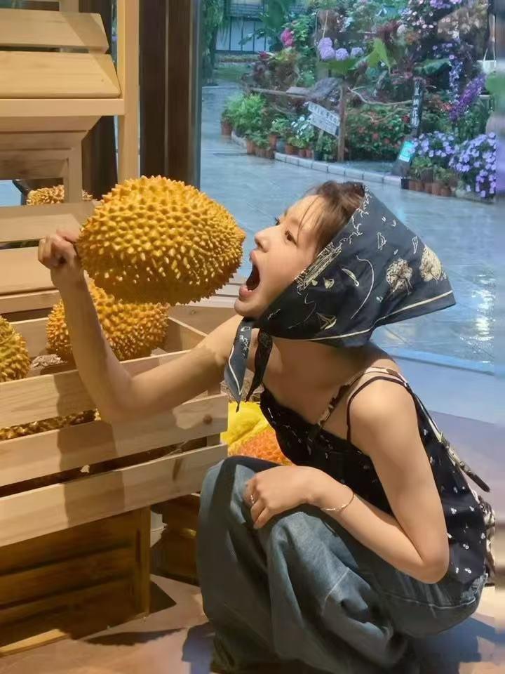好羡慕徐若晗的生命力面对外界针对长相的各种议论，她始终守住本心不愿整容，笃定保留