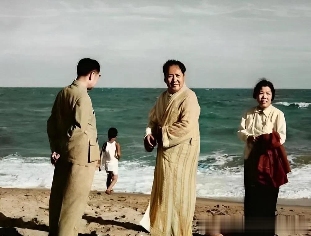 1954年夏天，北戴河，
教员在大海里游泳，
周总理不会游，于是他们夫妇在岸上观