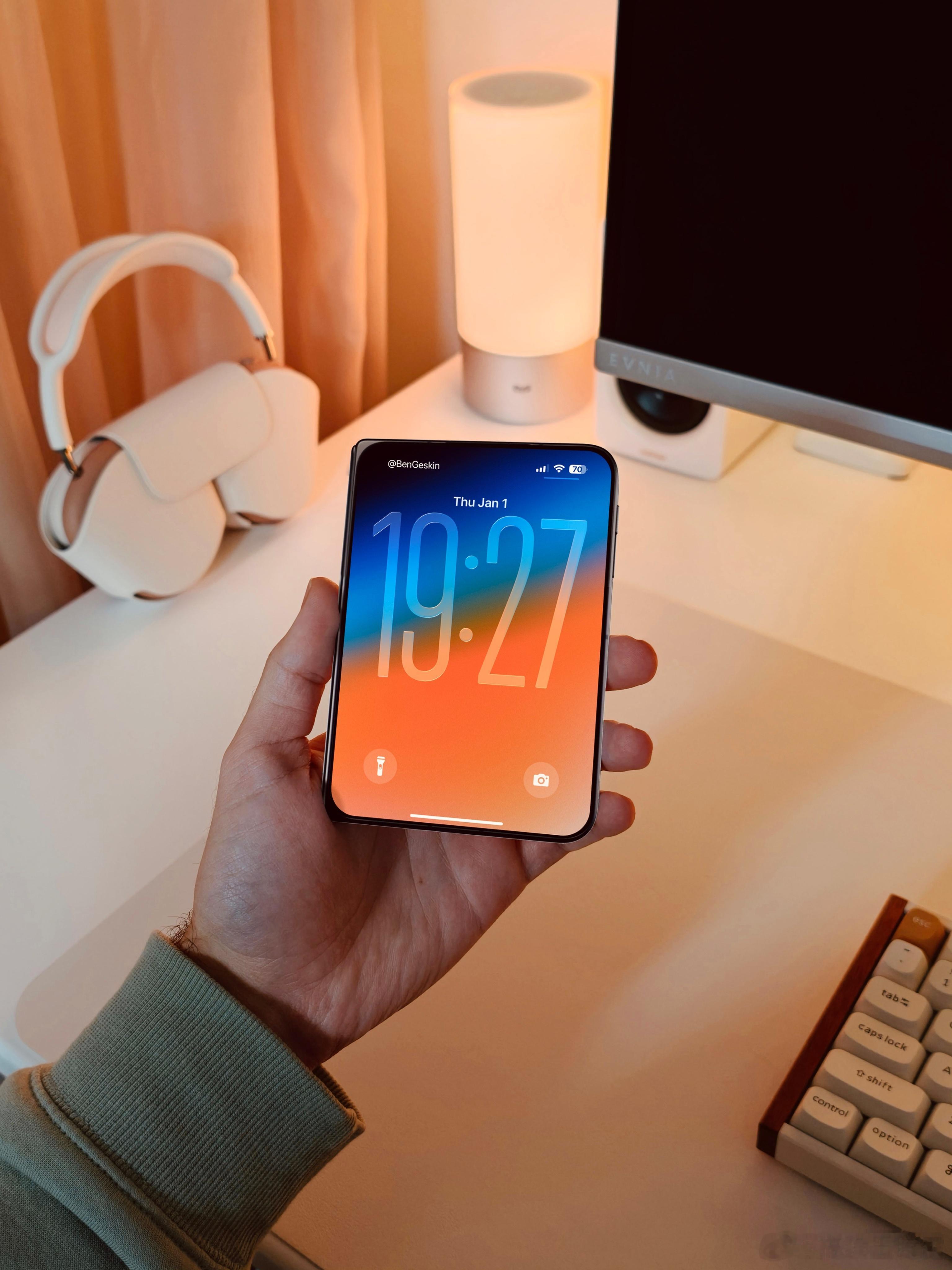 iPhoneFold上手效果图来了，和我用3D打印打的模型是不是如出一辙，折叠起