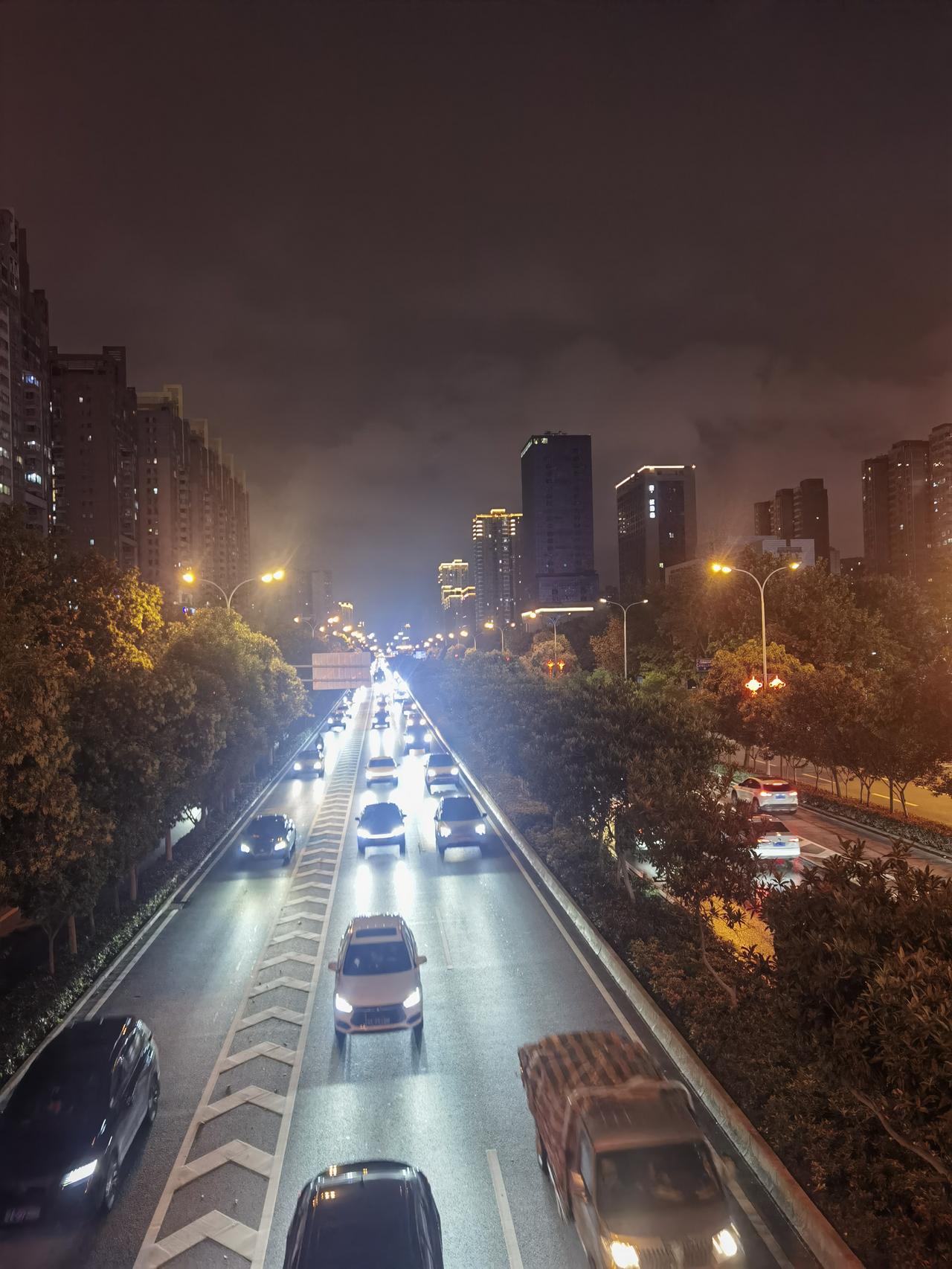 拍一张城市夜景西安街景，请各位朋友看图欣赏一下，真的不错