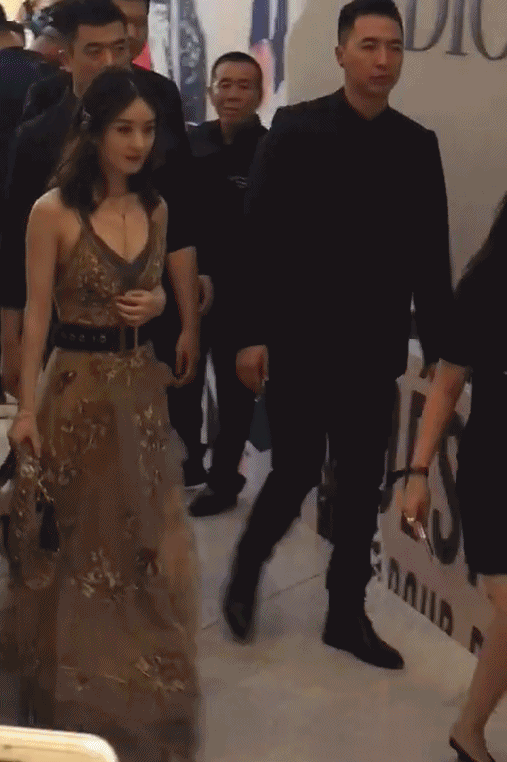 谁能邀请到赵丽颖出山参加时尚活动，将会是最大赢家。VOGUE内场大合照站位 ​​