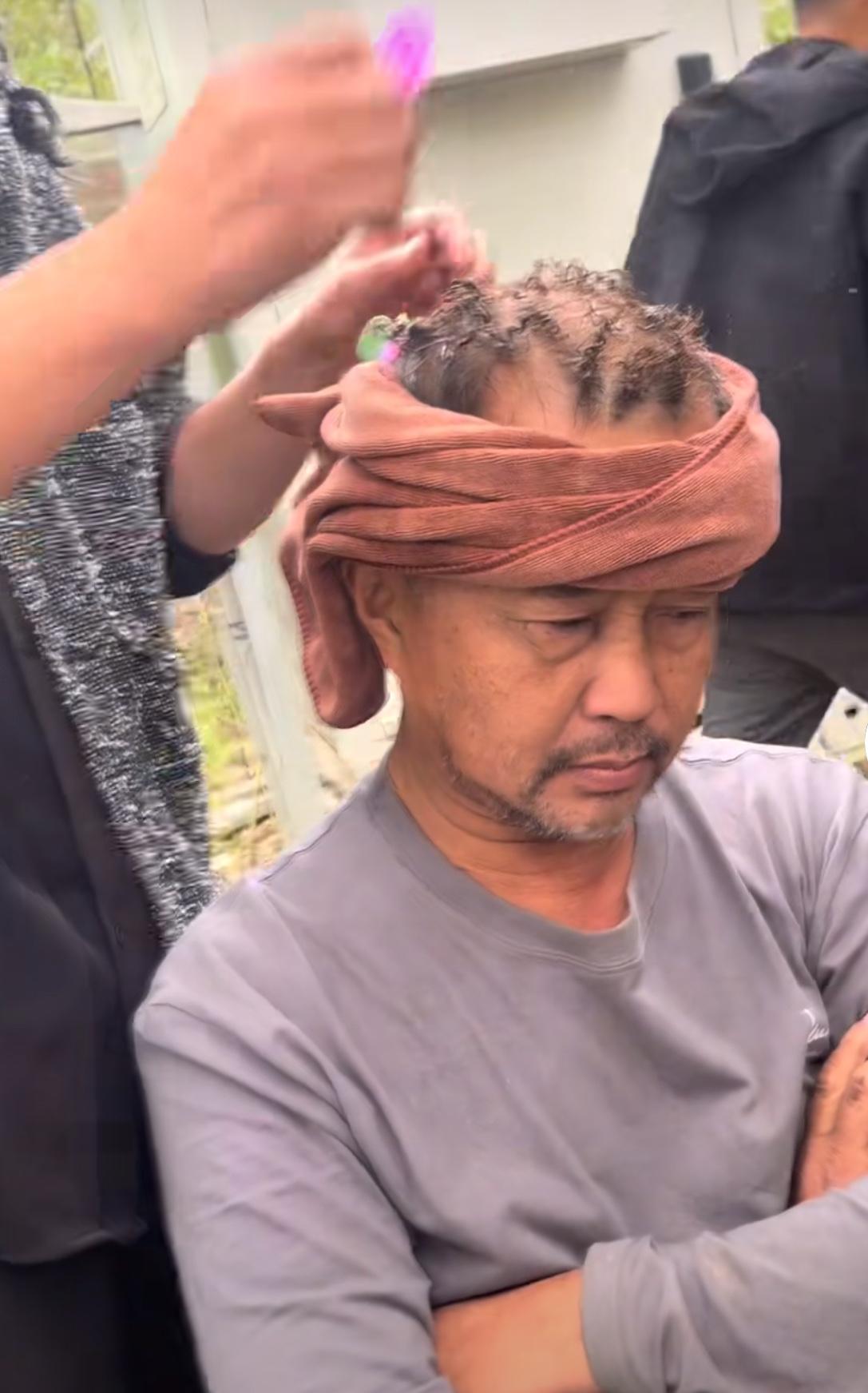 沈巍的御用剪发师给他修理头发了，烫了一头[笑哭]大家是否发现，58岁的他，头发不