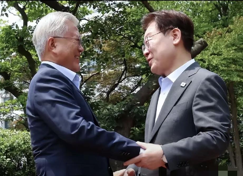 满面春风的李在明和满头白发的文在寅互动。
岁月匆匆。
文在寅曾经也年轻，李在明的