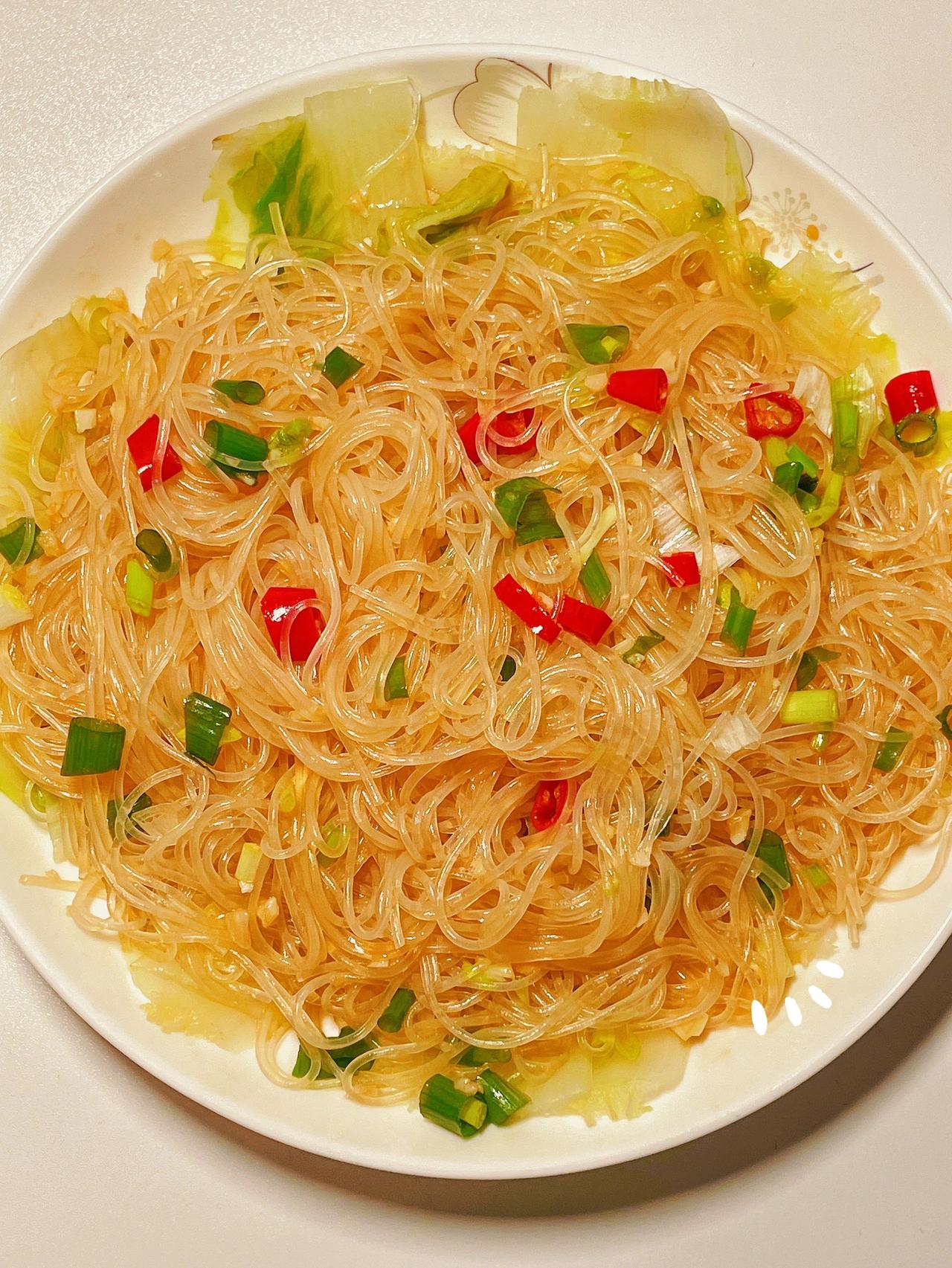 蒜蓉粉丝娃娃菜最好吃的做法在这里
粉丝和娃娃菜的组合，用最简单的食材和做法，做出