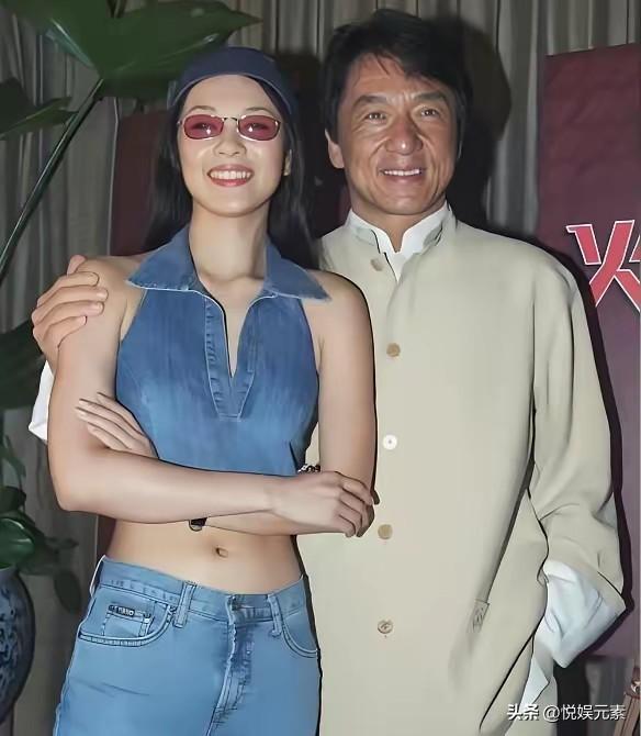 成龙大哥搂着的美女挺有气质的，
身材也是一流水准，
她是谁，有认识的吗？