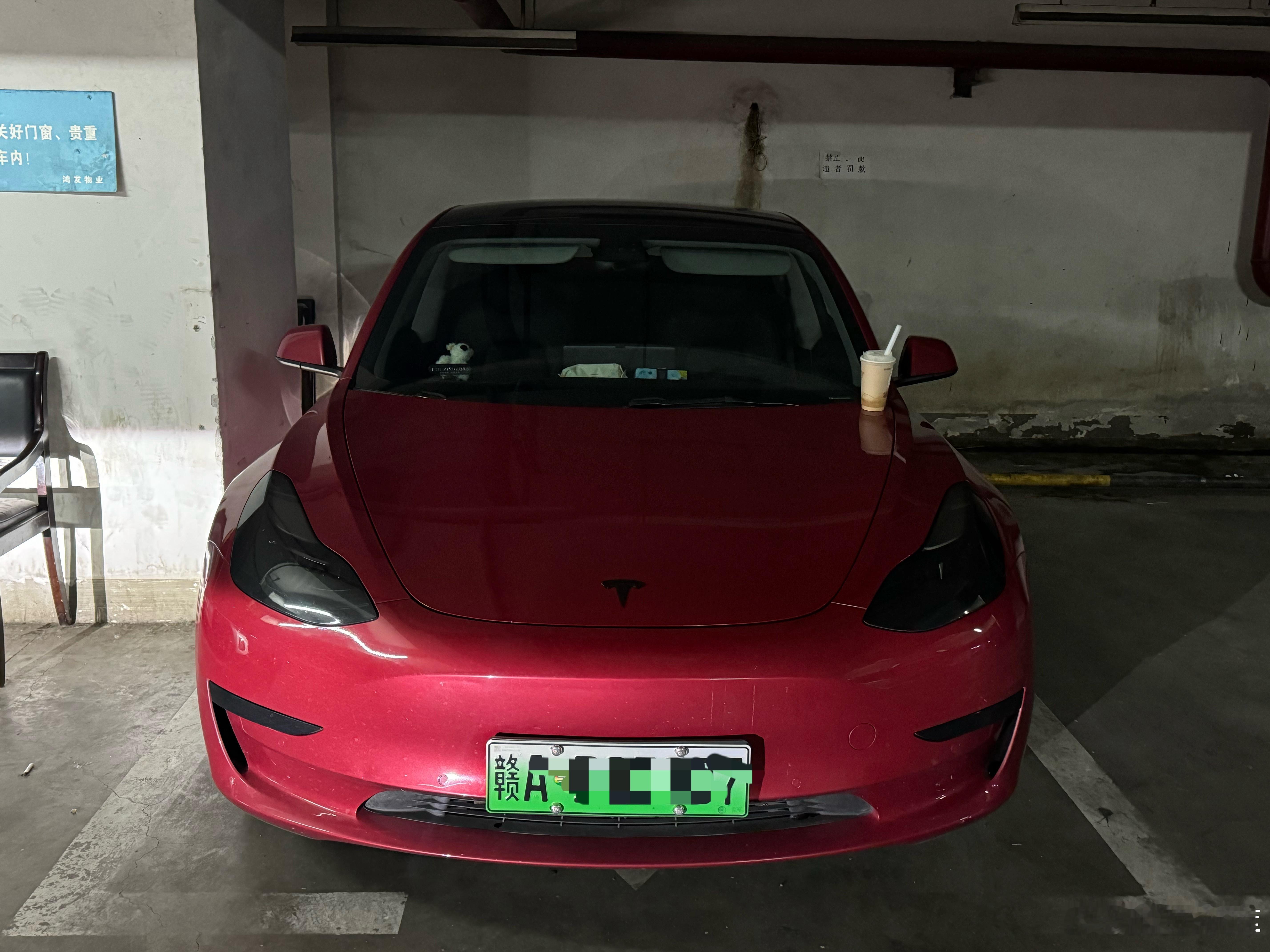 好喜庆的Model32021年 10.3万公里 现在行情真便宜 几万块我要是没车