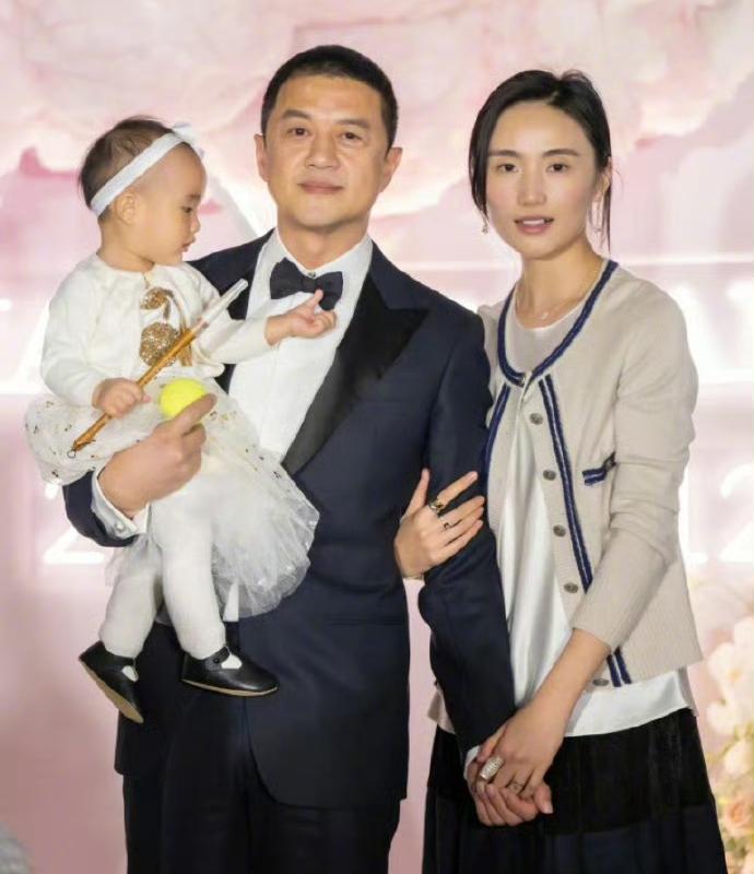 果然传言都不是空穴来风的，在上半年李亚鹏和海哈金喜就被传出过离婚传言，但那时海哈
