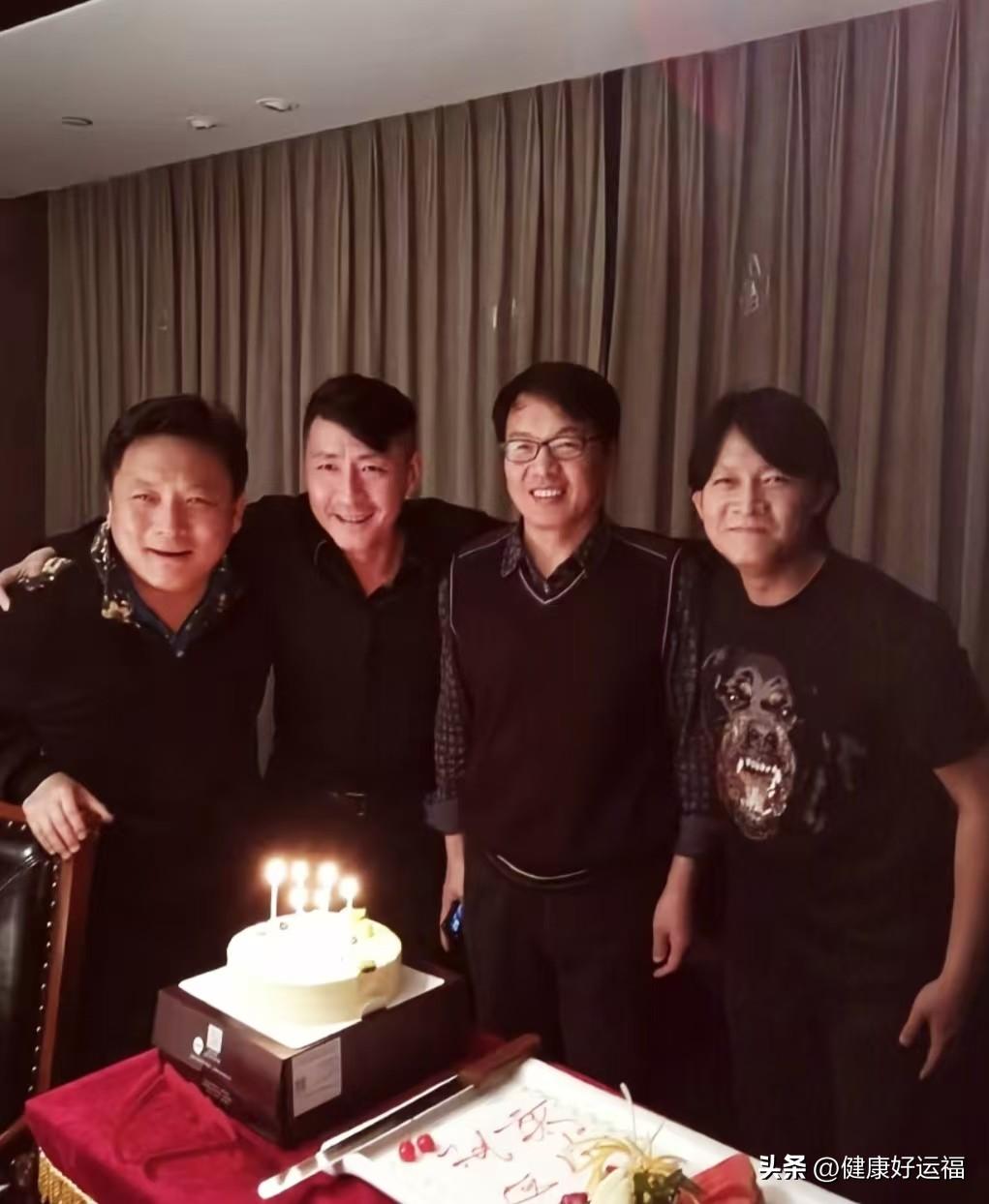 年轻时的杨志刚和张子健等人，时隔多年今昔对比。
当这些熟悉的笑脸和黑色便装同时出