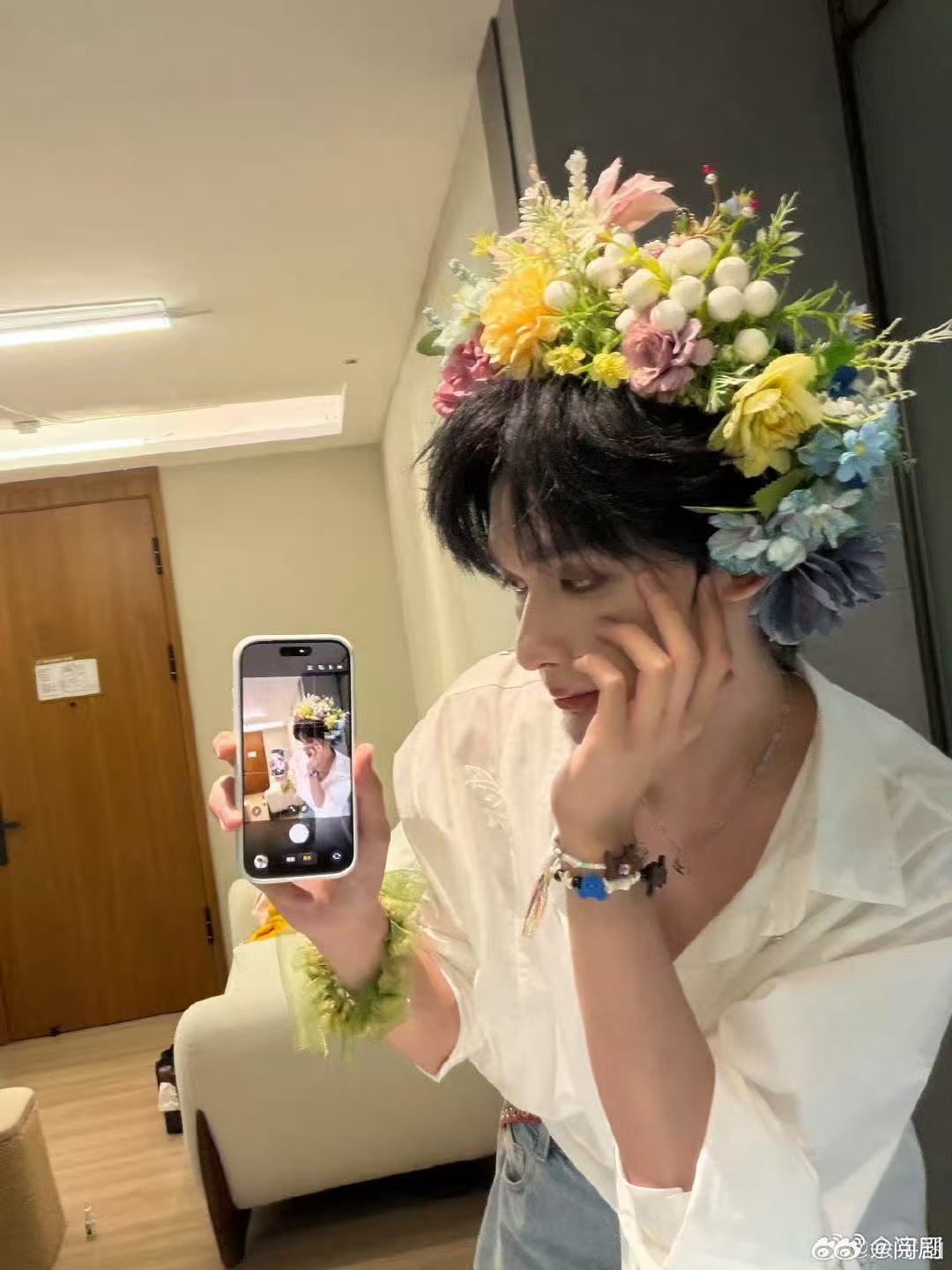 余宇涵一路繁花簪花剧照 白衬衫配簪花，余宇涵的造型真是太有味道了！他的每一处细节