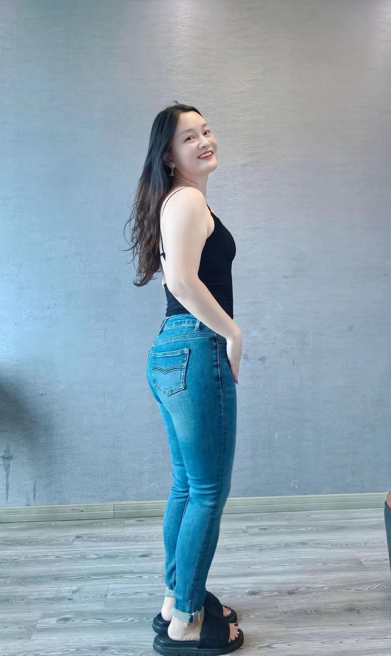 千禧年正常穿搭，大学时候经常吊带配短裤啦～～
