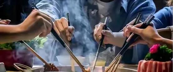 “欠债还钱，天经地义！”湖北一男子和朋友去吃饭，6个人图便宜，选了一家小本生意的