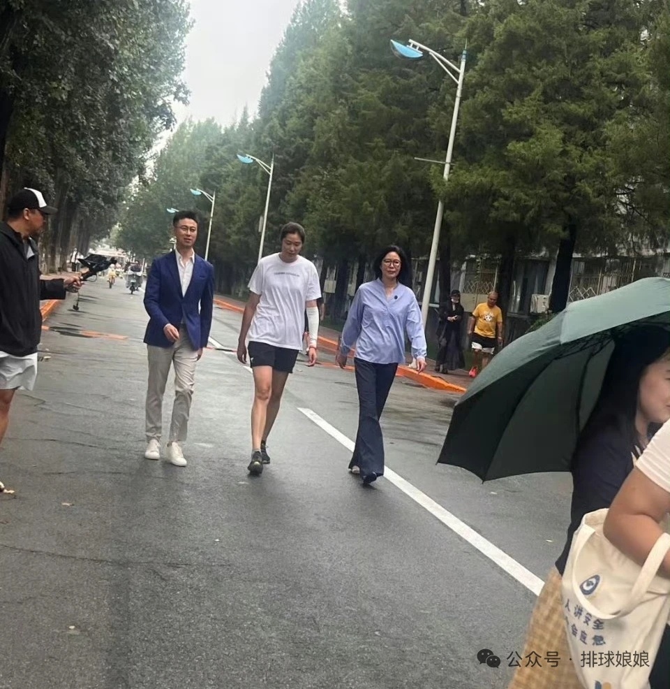 今天是里约奥运夺冠九周年，然后郎导、朱婷和央视体育记者一起现身北师大，C5莫非是