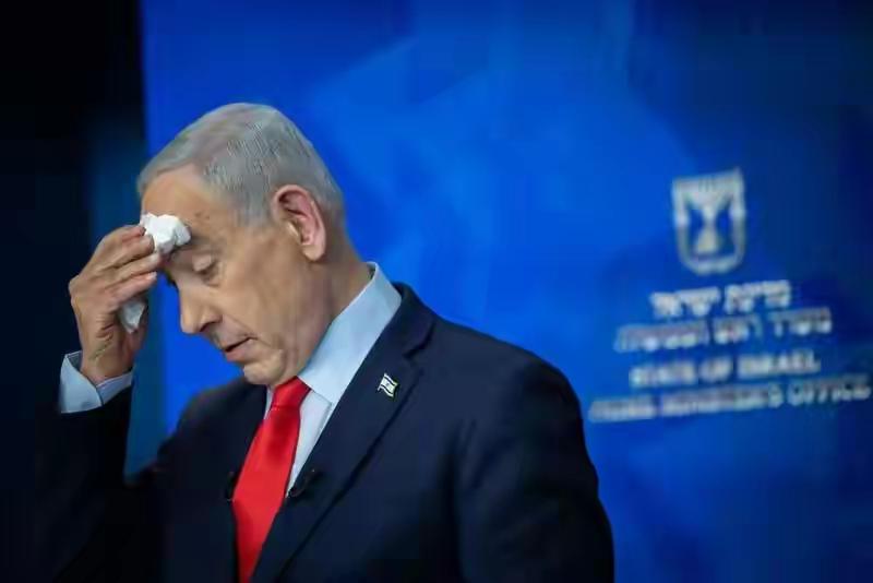 被特朗普当众“剃头”，内塔尼亚胡的暴怒掩盖了一个致命真相
一场持续月余的腥风血雨