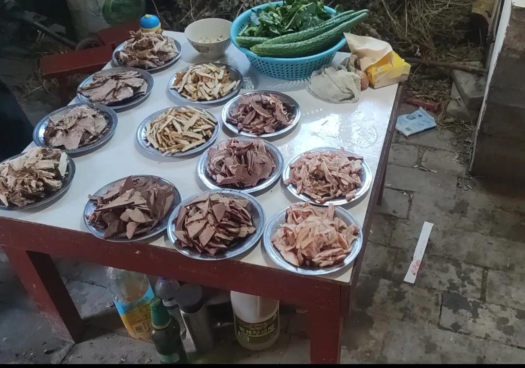 今天大年初四，昨天家里来了好多亲戚，二姑姑，爸爸的相好朋友，还有大伯，三叔，四叔