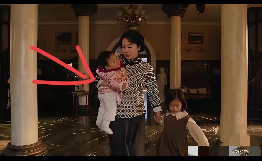 看了杨紫新剧的表演，
不得不说，
她真的很会抓住细节，带着一大一小两娃，抱孩子的