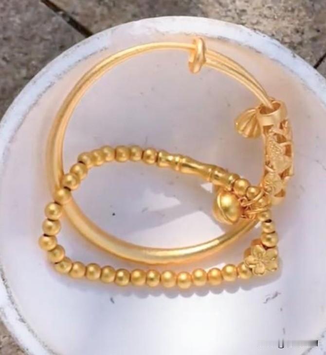 为何近期黄金持续上涨？其实质是美元信用下降的体现，各国相继抛售美元资产，运回本国