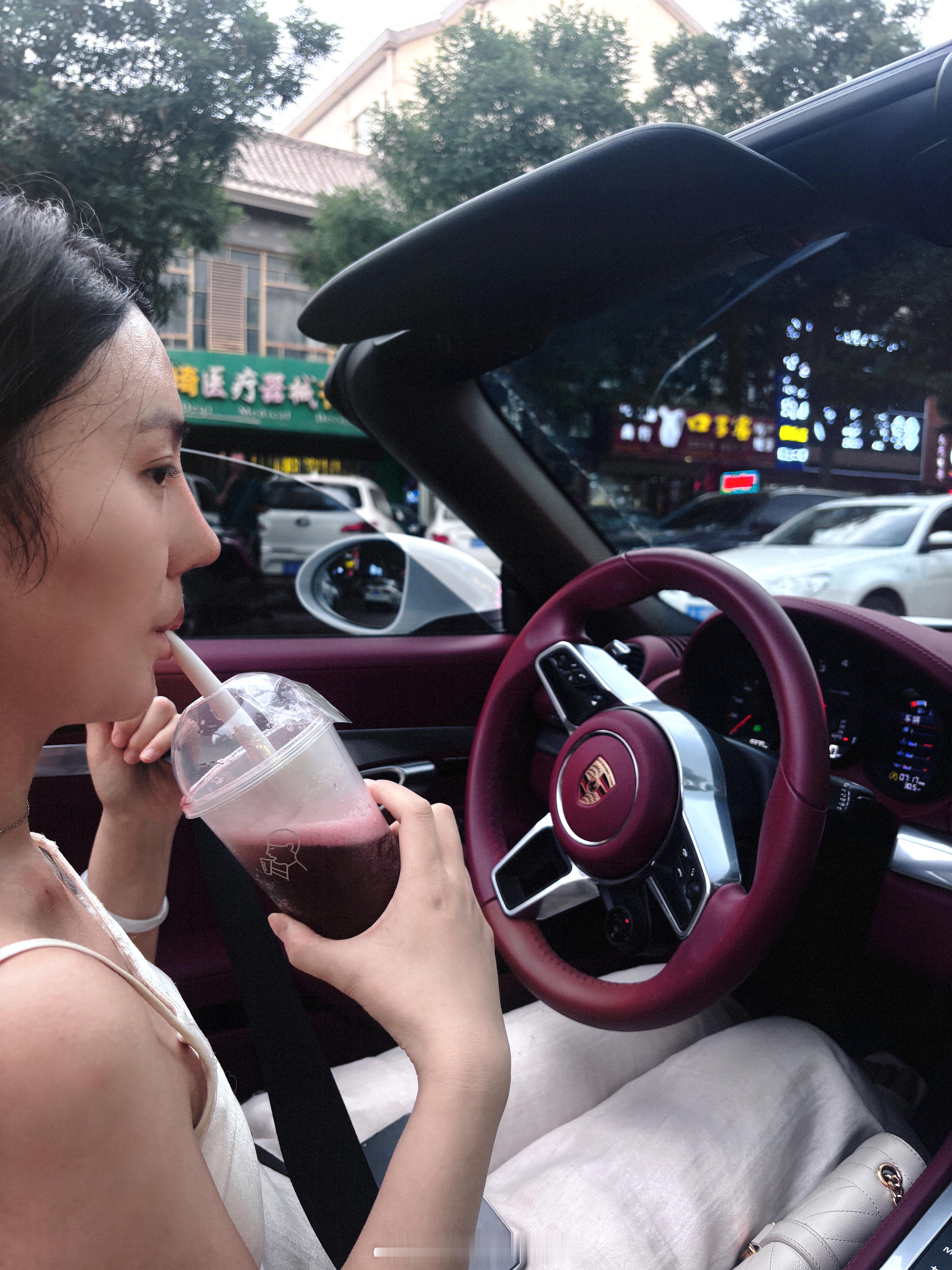 谁能拒绝一个接我下班的富婆🐢🐢呢 ​​​