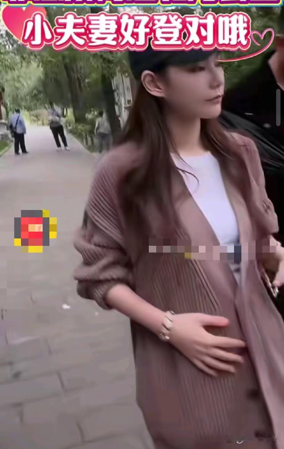 马筱梅直播走路时
手时不时的扶着肚子
一部分人说走路姿势和孕妇一样
一部分人说没