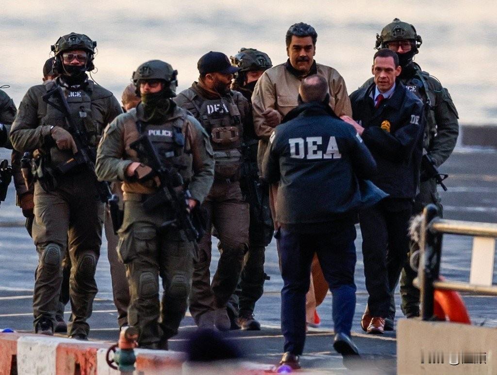 美东时间1月5日上午，马杜罗及妻子弗洛雷斯在严密安保下被押送上直升机，从纽约布鲁