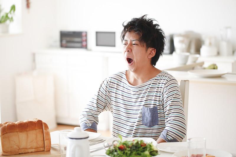 蔡阿姨烙的饼真香，我已经吃掉一摞了
刚睡醒收拾妥当，等会儿就得赶飞机，先坐下来安