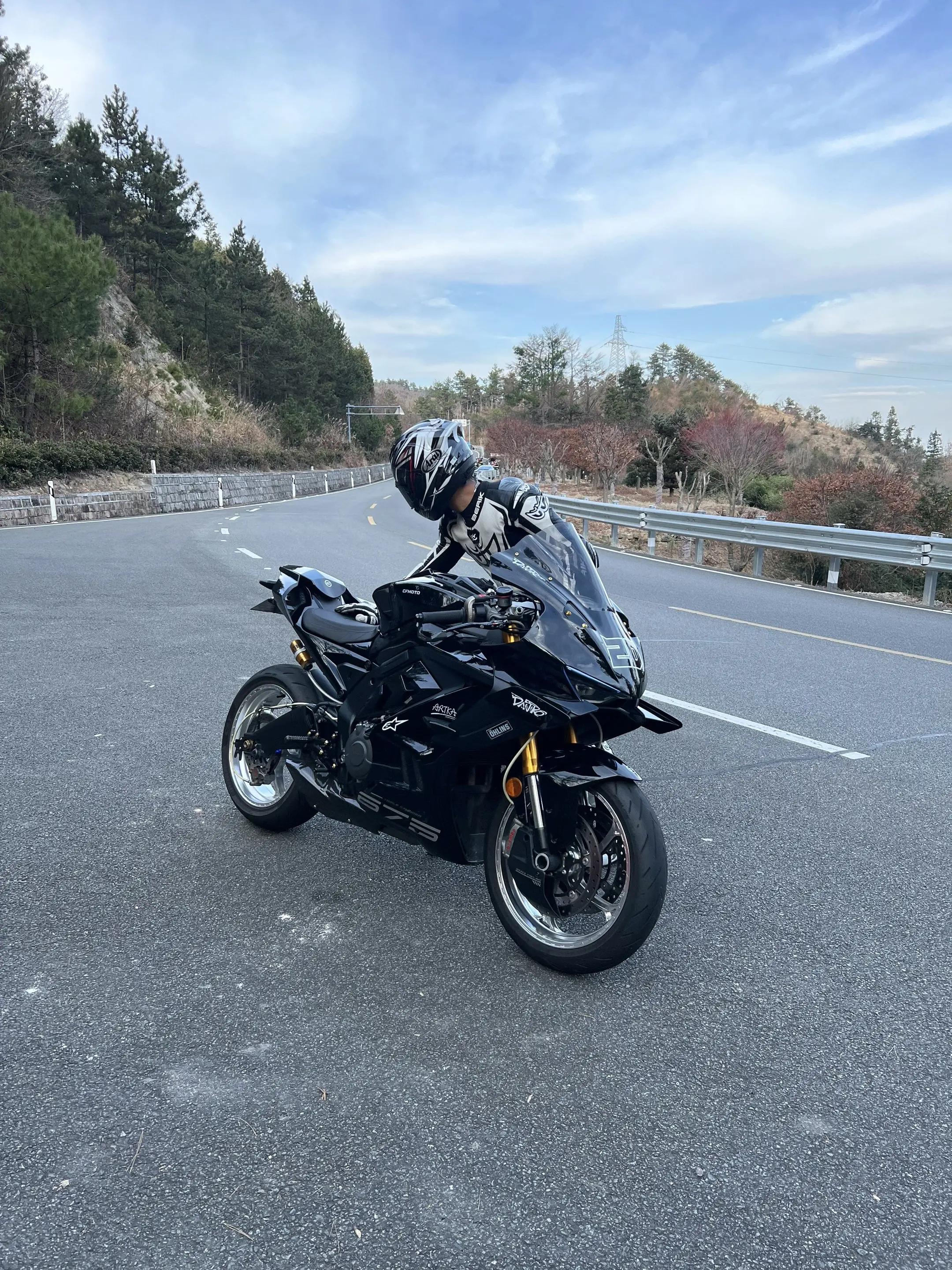 九千转的轰鸣声会掩盖一切闲言碎语