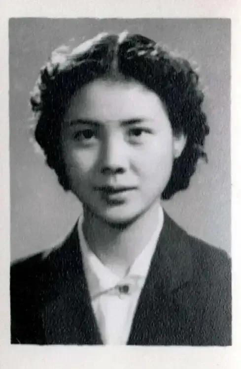 这个秀外慧中，气质高雅的女演员，她善于饰演有文化有内涵的知识女性。第三张照片是《
